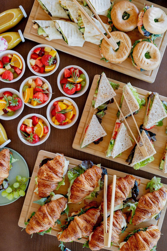 Fingerfood, Croissants, Bagels, Sandwiches, Obstsalat, Früchte, Orangensaft. 